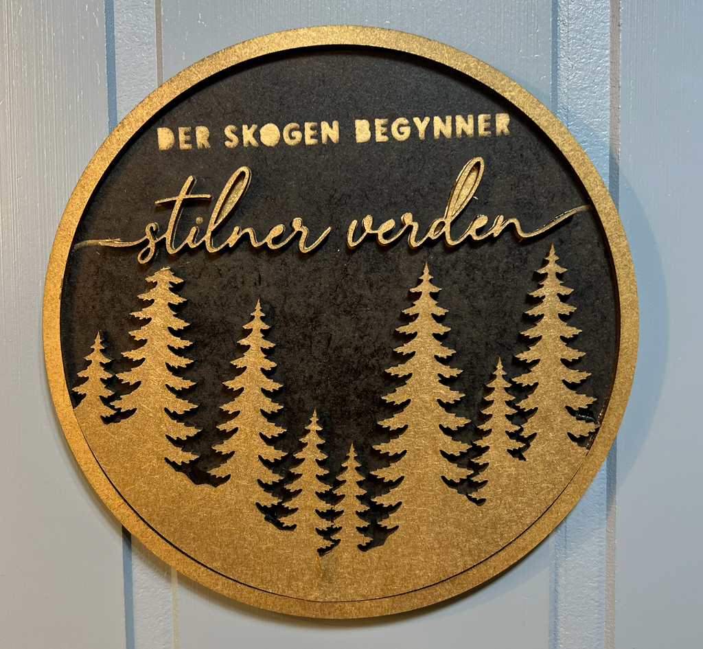 «Der skogen begynner, stilner verden»