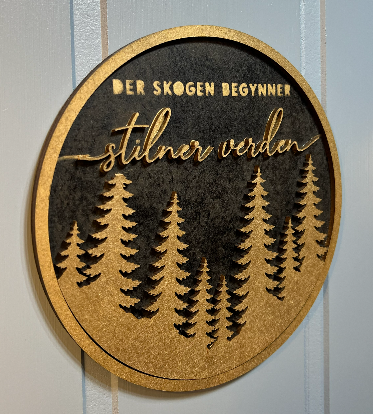 «Der skogen begynner, stilner verden»