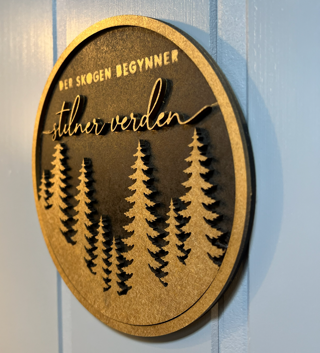 «Der skogen begynner, stilner verden»