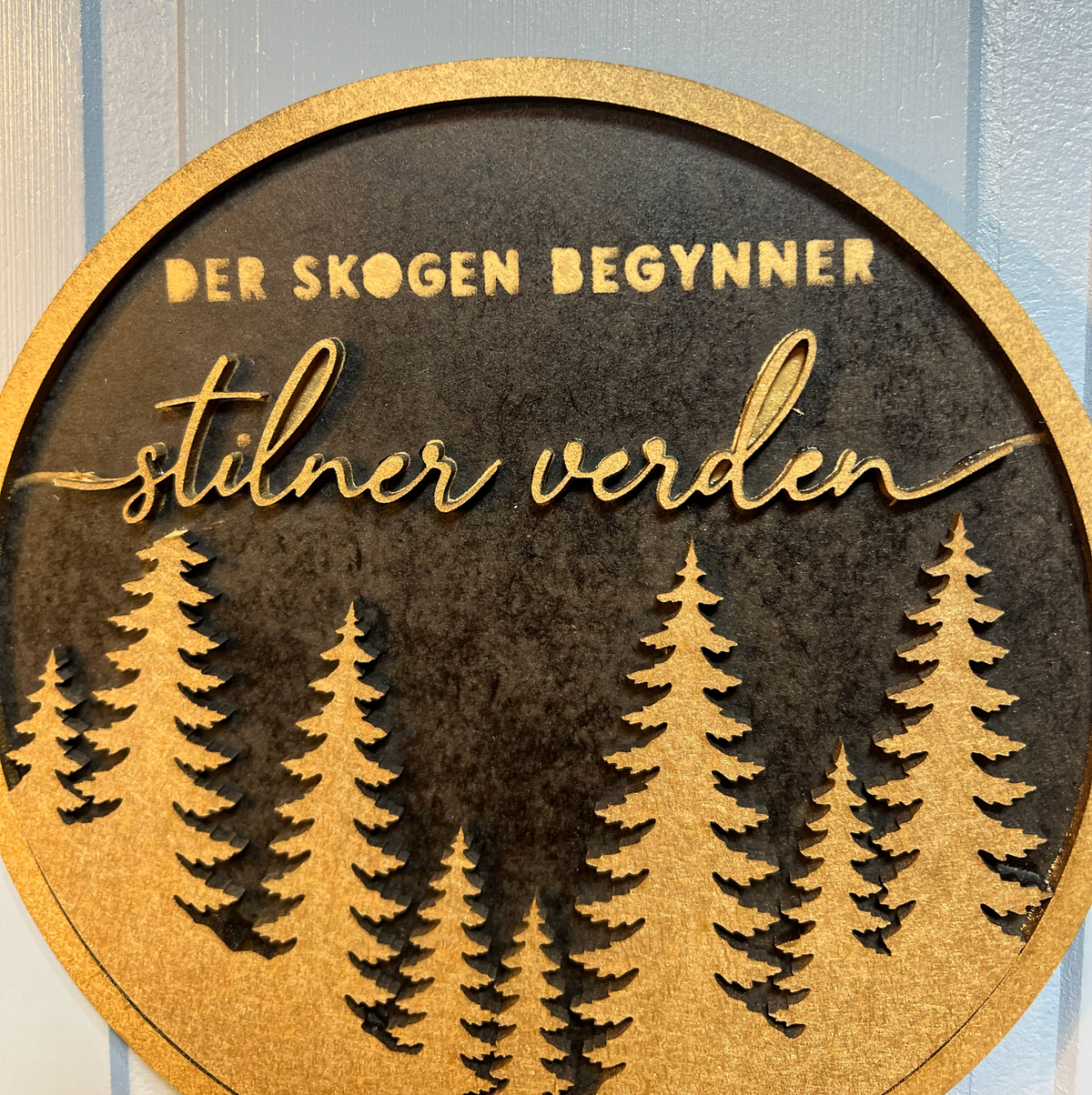 «Der skogen begynner, stilner verden»