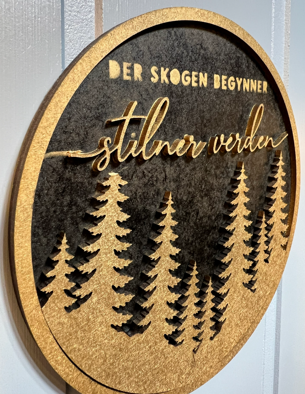 «Der skogen begynner, stilner verden»