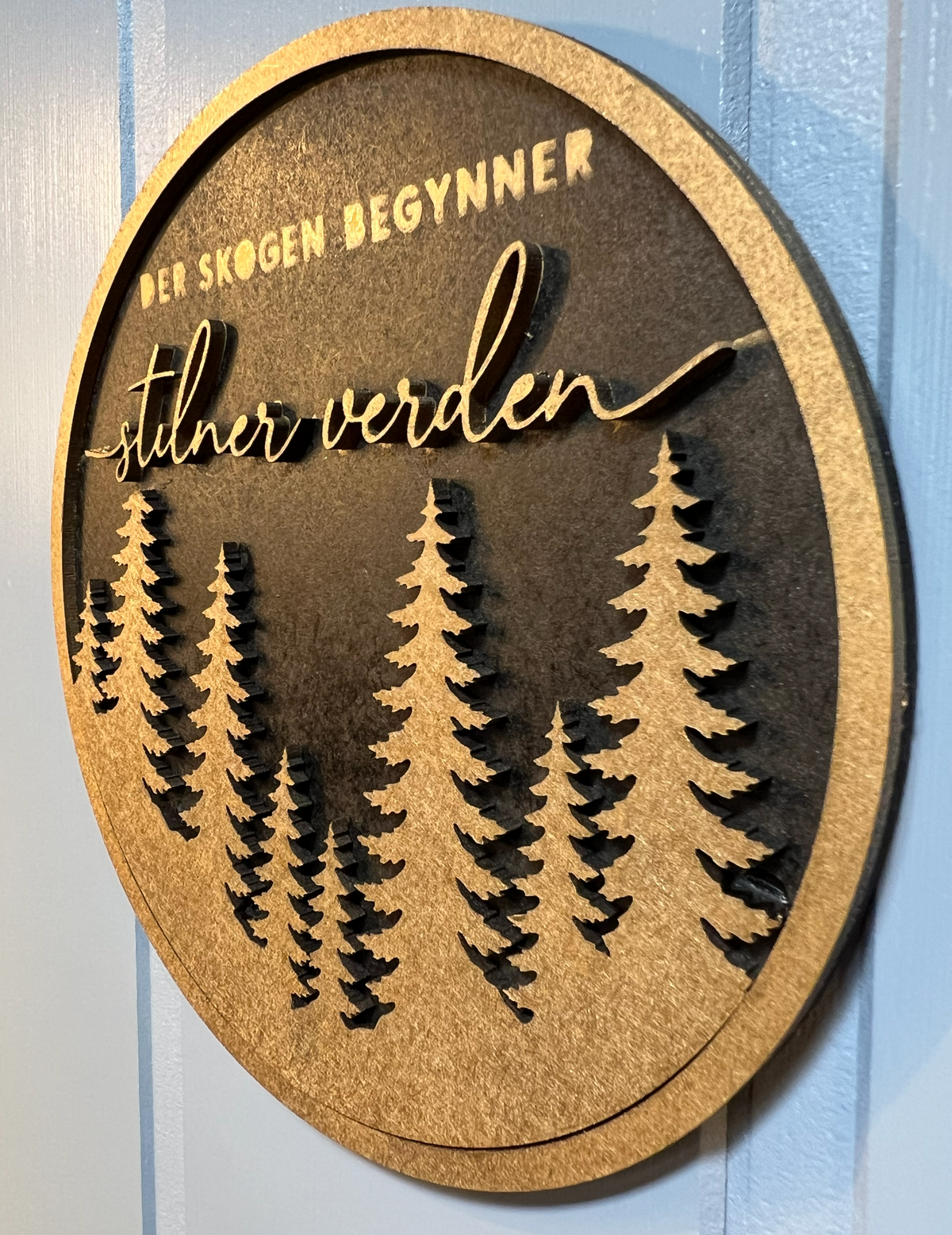 «Der skogen begynner, stilner verden»