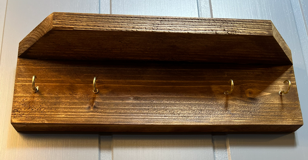 Håndlaget nøkkelholder i tre med hylle – 4 kroker
