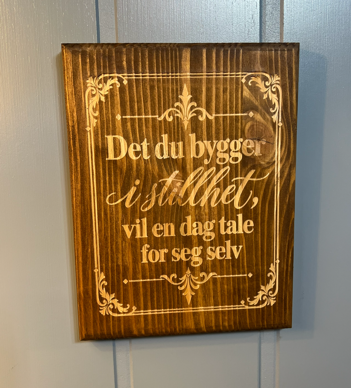 Sitatplakett i tre – «Det du bygger i stillhet, vil en dag tale for seg selv»