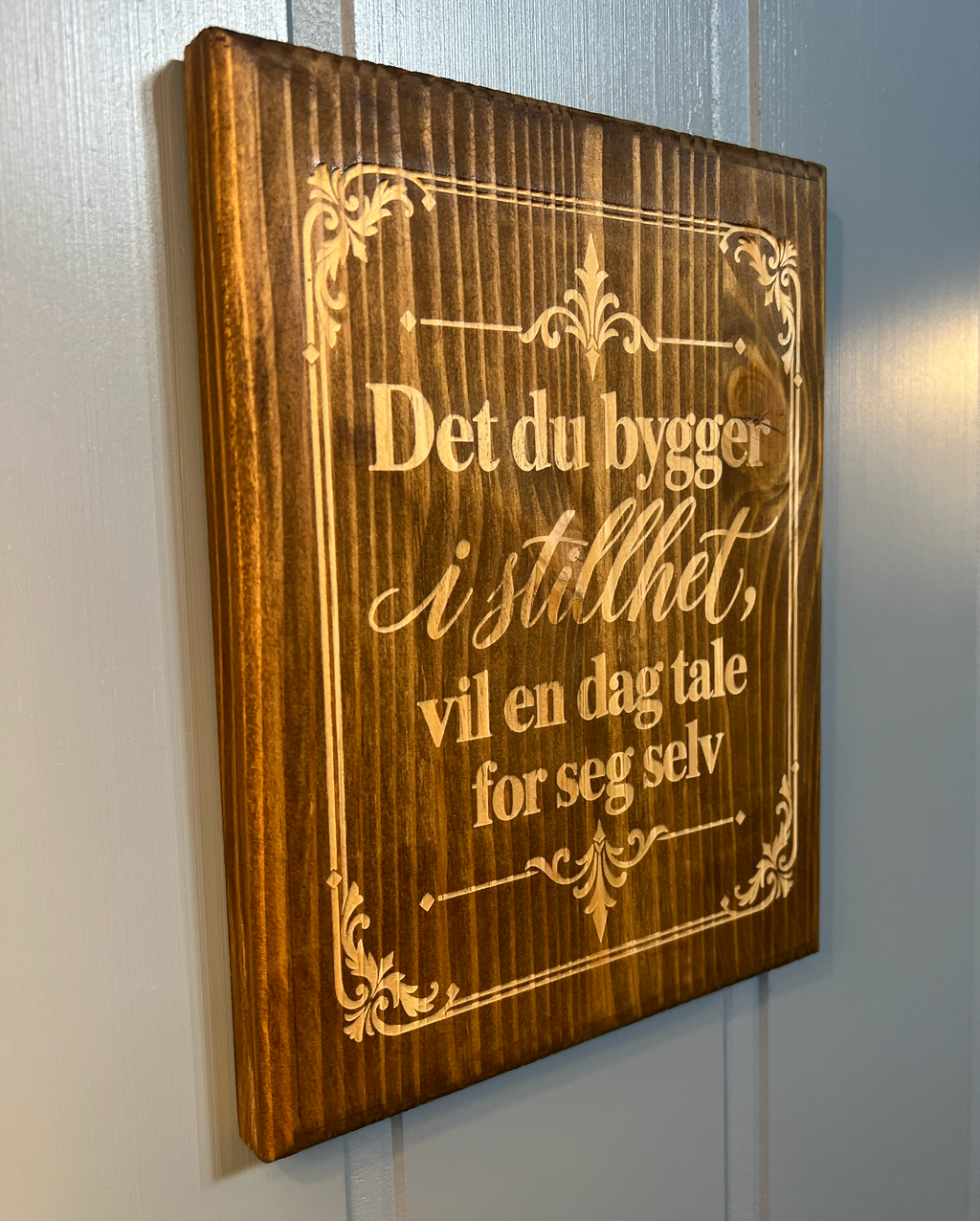 Sitatplakett i tre – «Det du bygger i stillhet, vil en dag tale for seg selv»