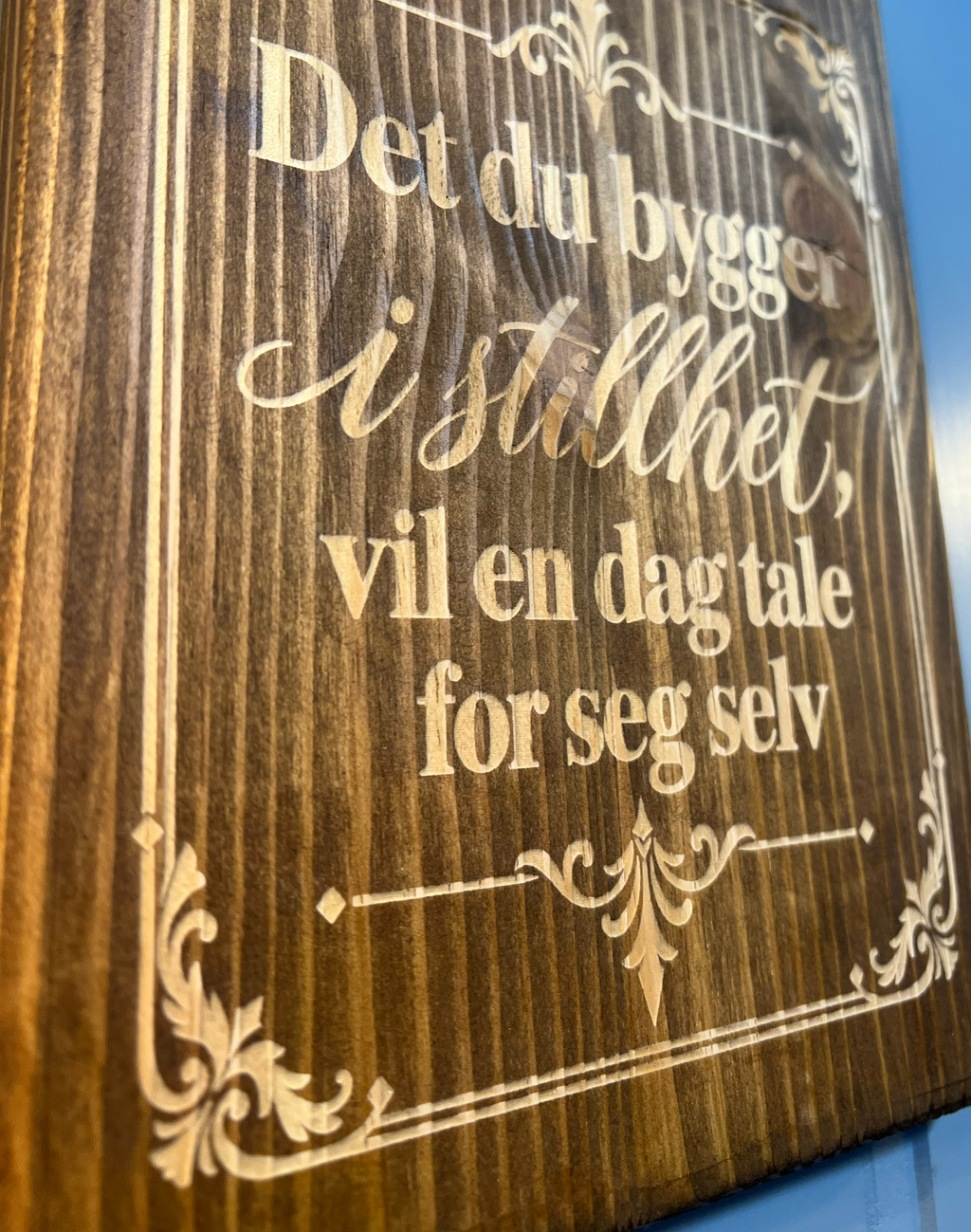 Sitatplakett i tre – «Det du bygger i stillhet, vil en dag tale for seg selv»