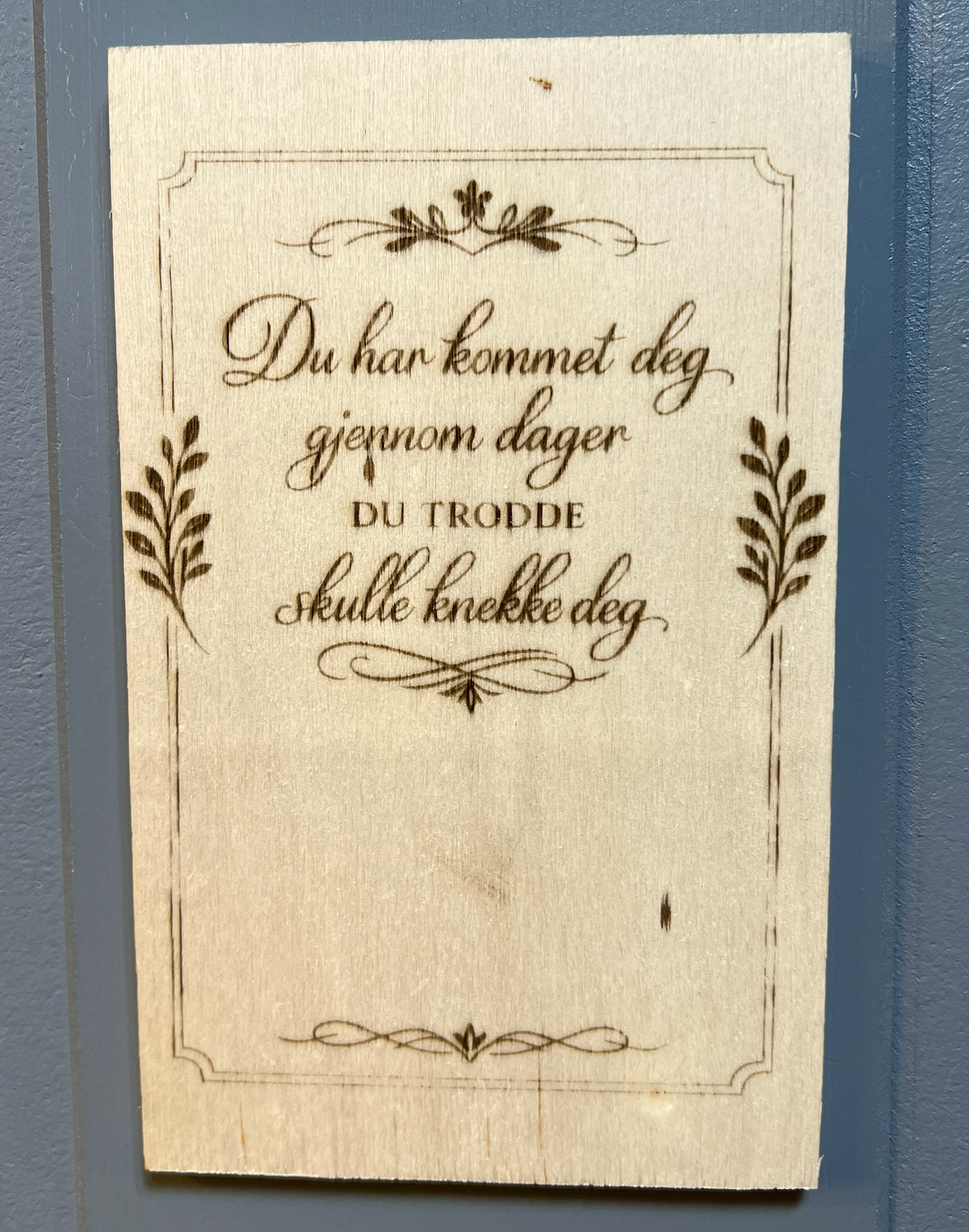 Små motivasjonsplaketter i tre – inspirerende ord for hverdagen