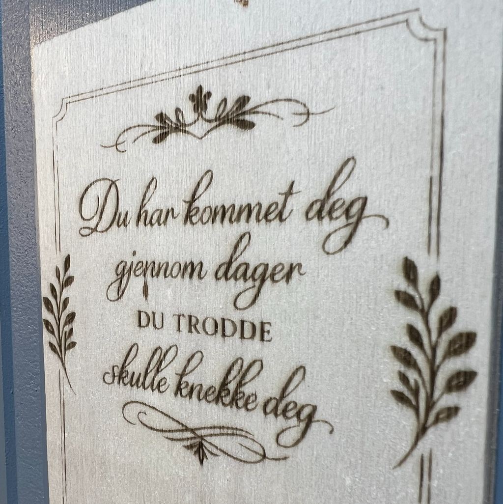 Små motivasjonsplaketter i tre – inspirerende ord for hverdagen