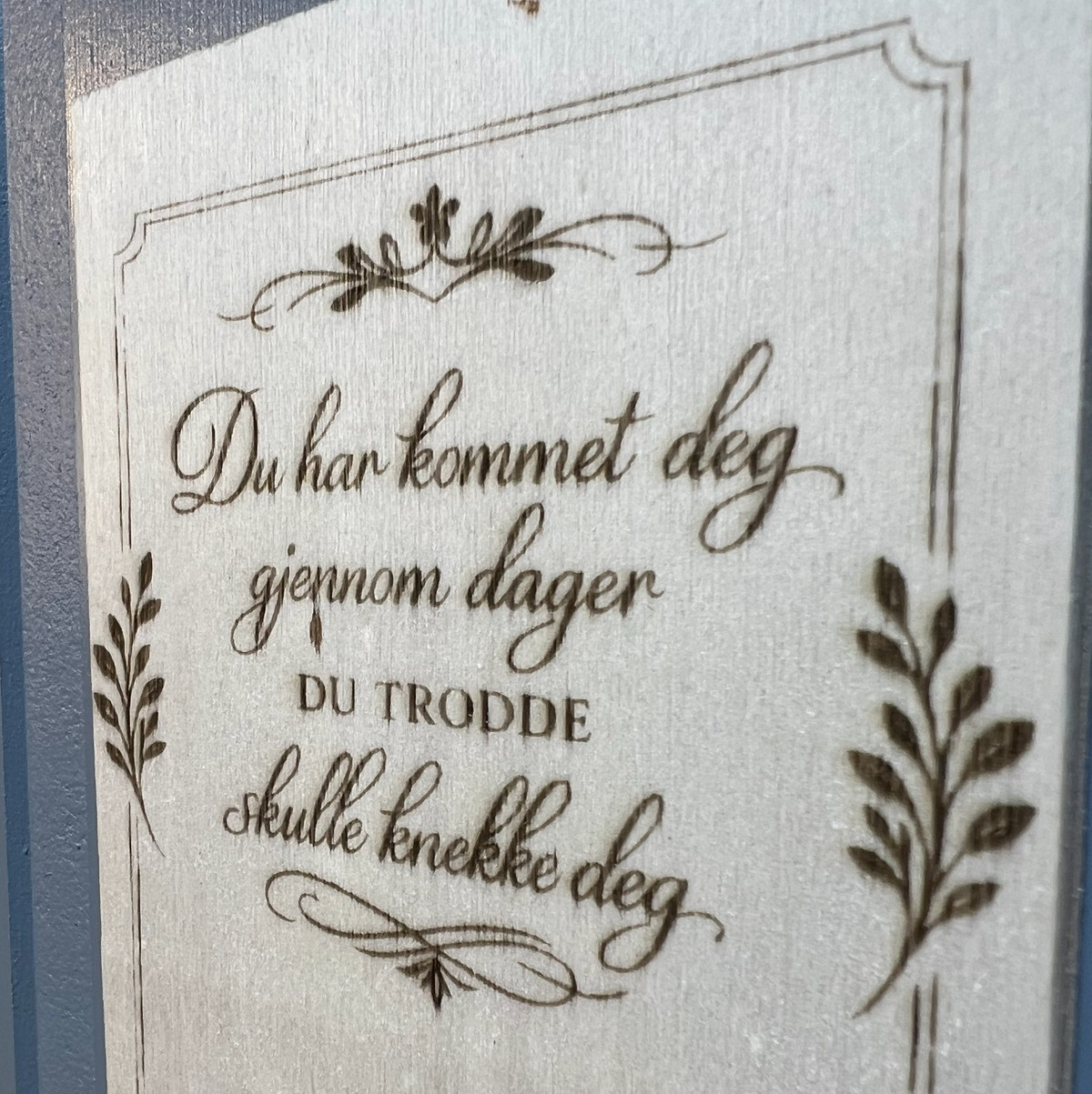 Små motivasjonsplaketter i tre – inspirerende ord for hverdagen