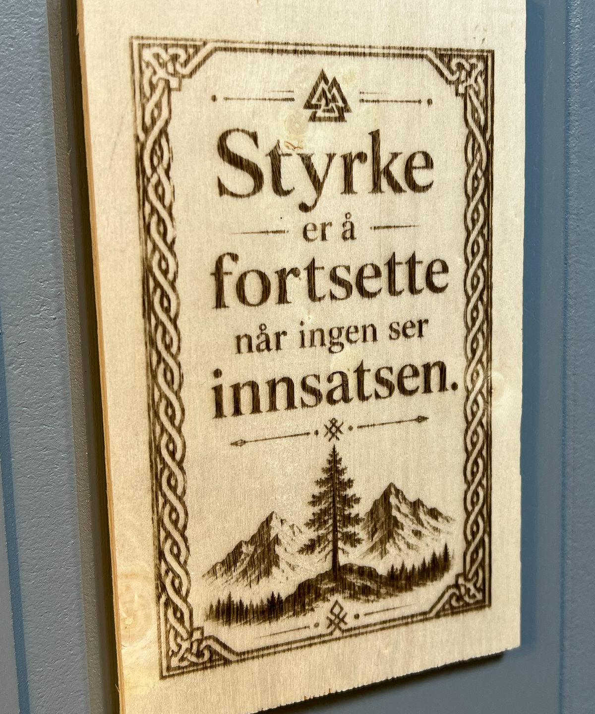 Små motivasjonsplaketter i tre – inspirerende ord for hverdagen
