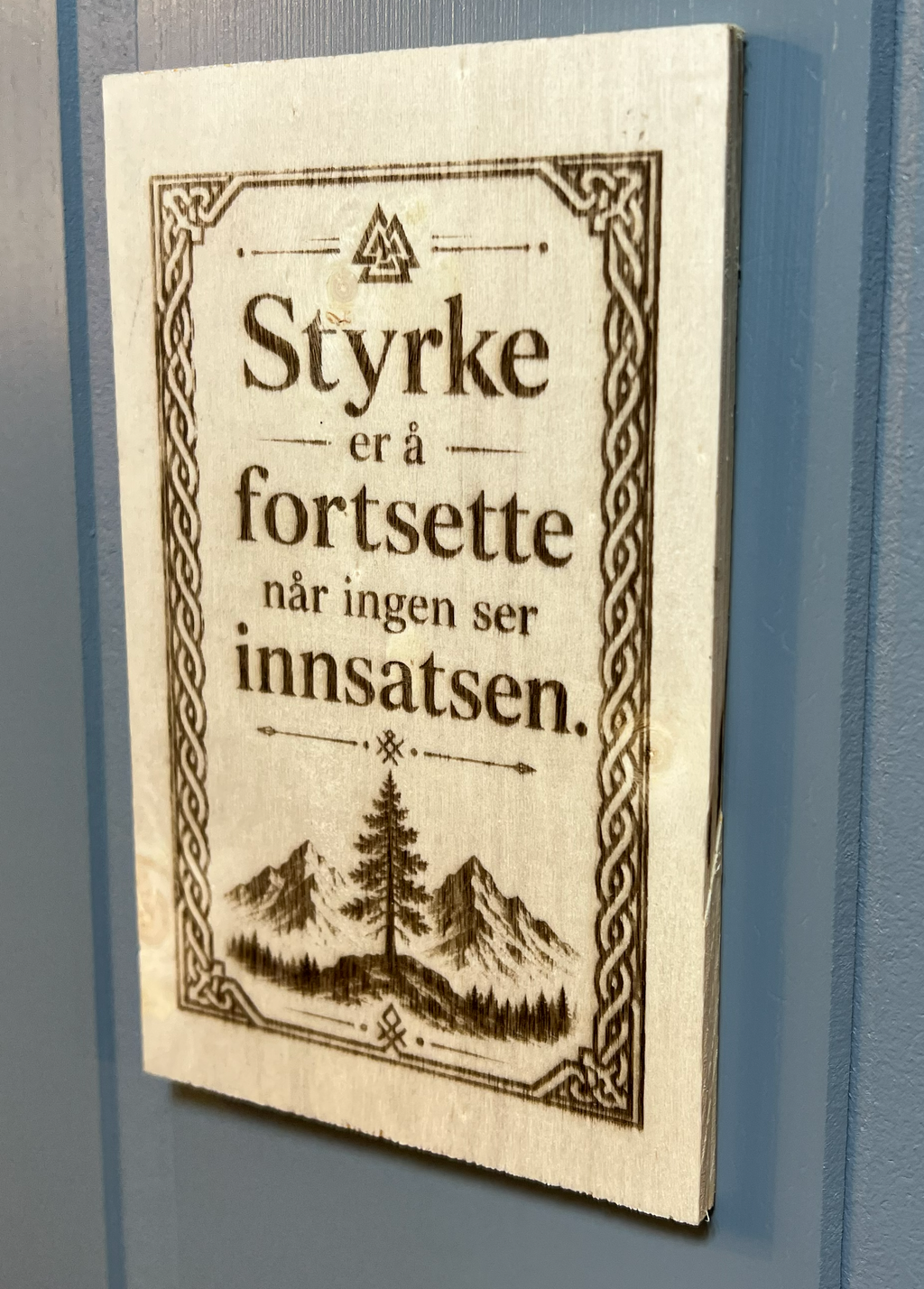 Små motivasjonsplaketter i tre – inspirerende ord for hverdagen