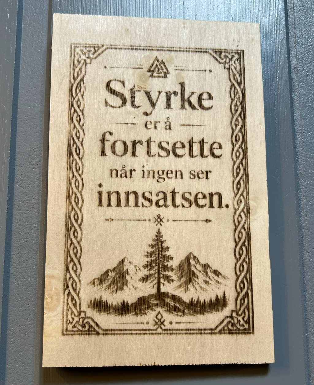 Små motivasjonsplaketter i tre – inspirerende ord for hverdagen