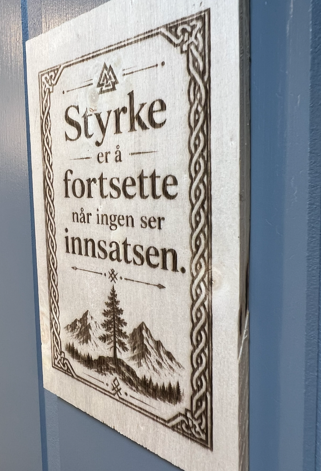 Små motivasjonsplaketter i tre – inspirerende ord for hverdagen