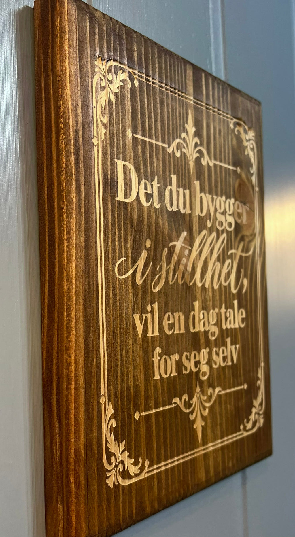 Sitatplakett i tre – «Det du bygger i stillhet, vil en dag tale for seg selv»