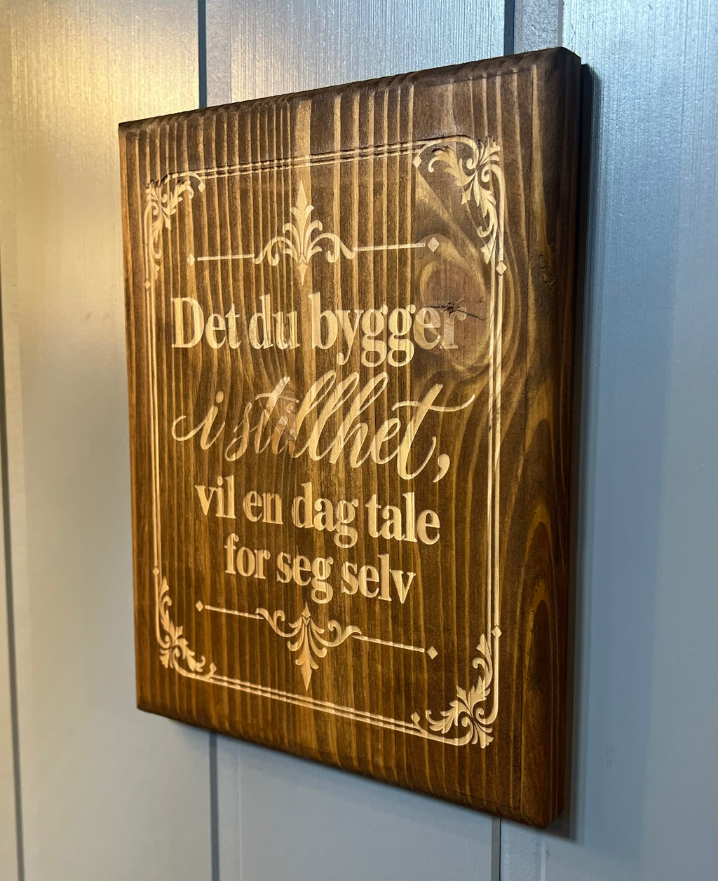Sitatplakett i tre – «Det du bygger i stillhet, vil en dag tale for seg selv»