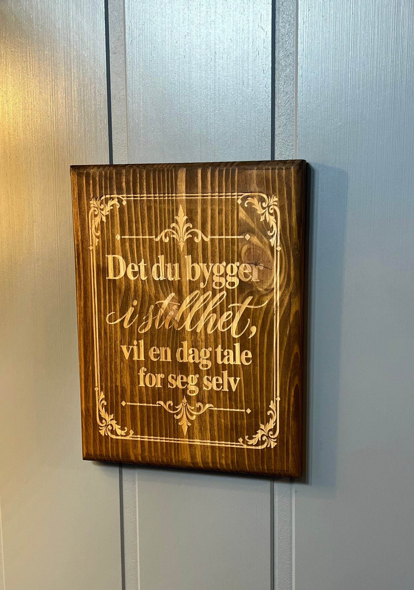 Sitatplakett i tre – «Det du bygger i stillhet, vil en dag tale for seg selv»