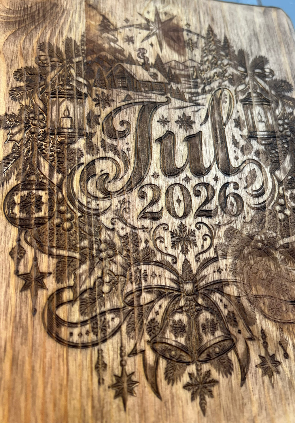 Håndlaget julefjøl i furu – Gravert «Jul 2026»