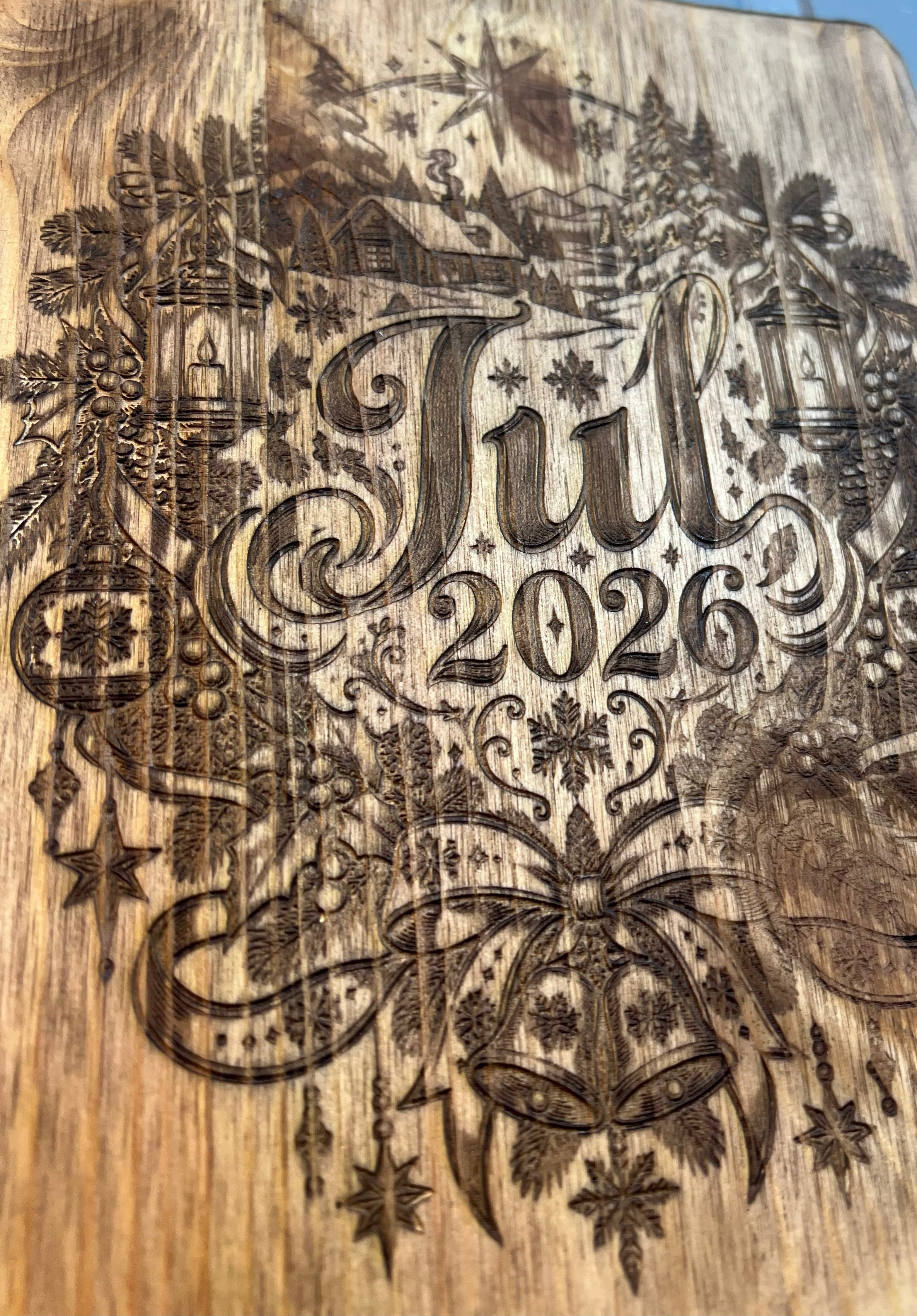 Håndlaget julefjøl i furu – Gravert «Jul 2026»